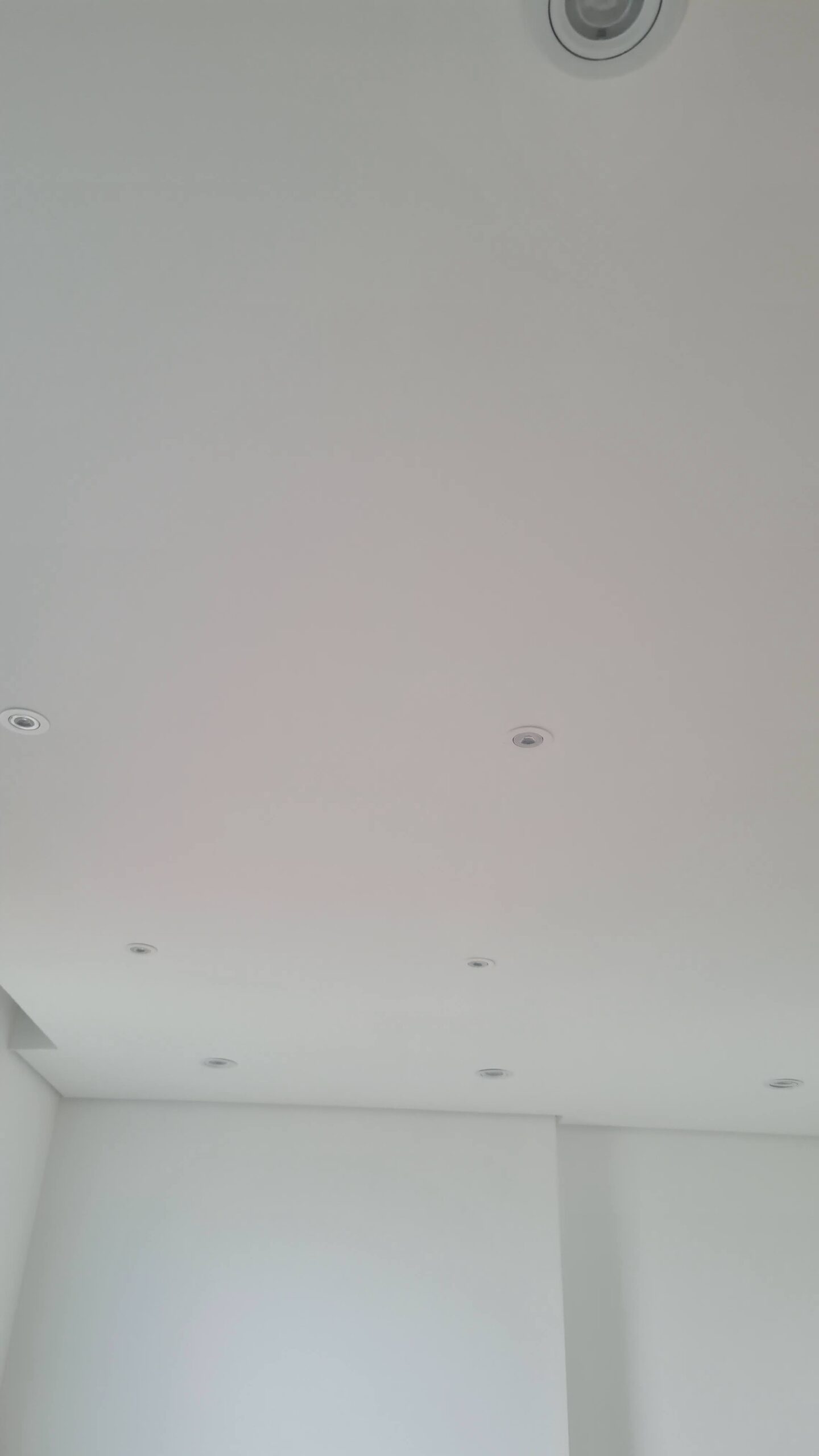 Forro com luminárias embutidas avaliado durante vistoria de apartamento novo.