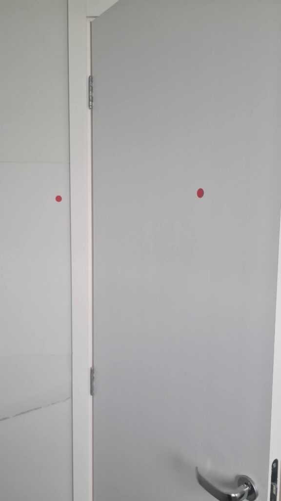 Porta interna de banheiro avaliada durante vistoria de apartamento novo.