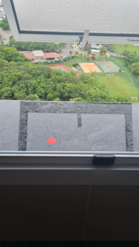 Peitoril de janela em pedra verificado durante vistoria de imóvel novo.